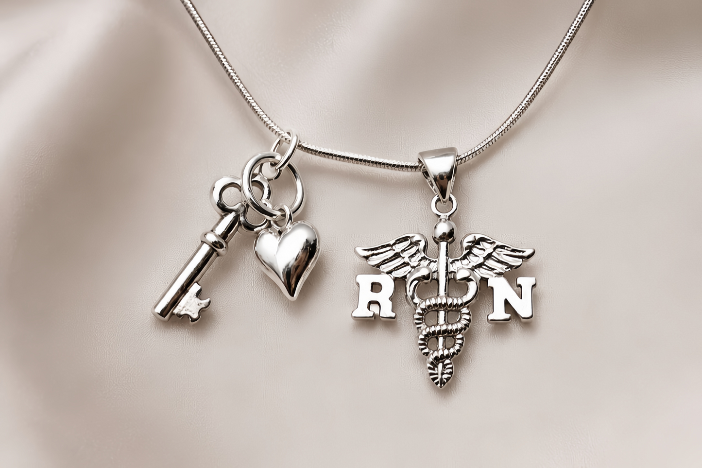 Vocación de Amor Necklace