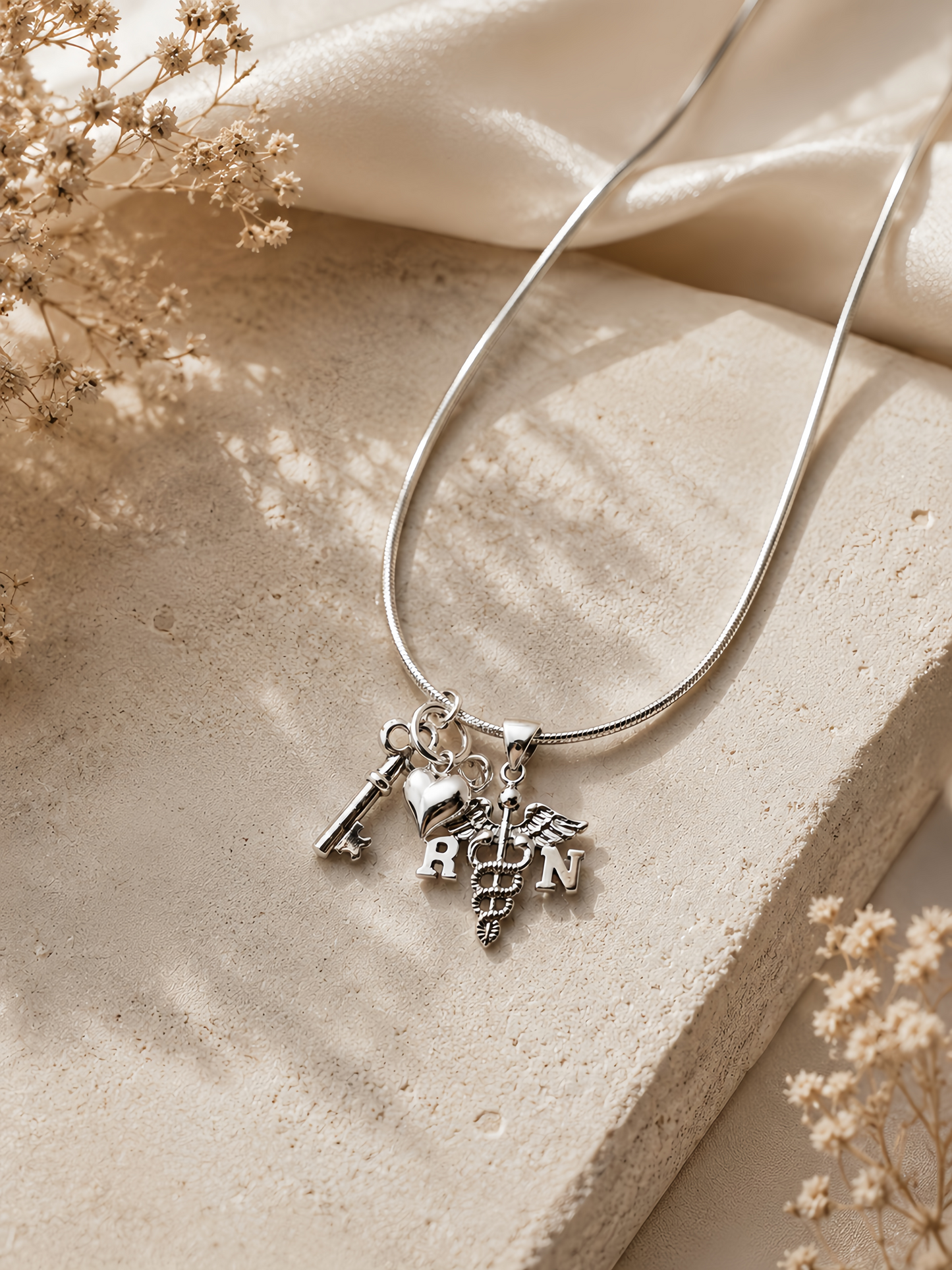 Vocación de Amor Necklace