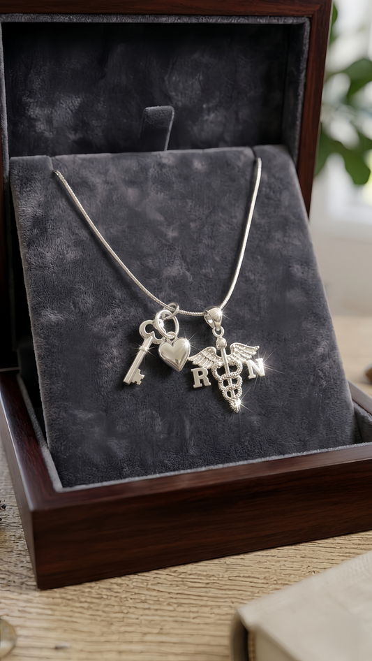 Vocación de Amor Necklace